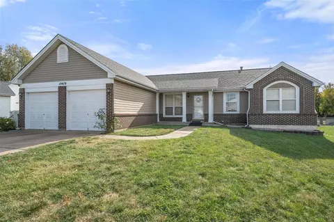 15419 Bartlett Pear Dr, Florissant, MO 63034