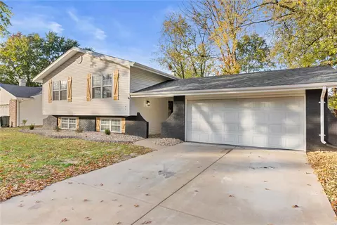 19 Oak Valley Dr, Saint Peters, MO 63376
