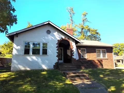 907 Country Club Dr, Saint Louis, MO 63121