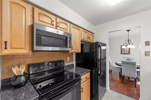 Kitchen - 533 Spring Glen Dr, Ballwin, MO 63021 photo 2 of 2