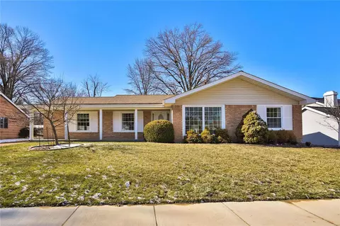 921 La Bonne Pkwy, Manchester, MO 63021