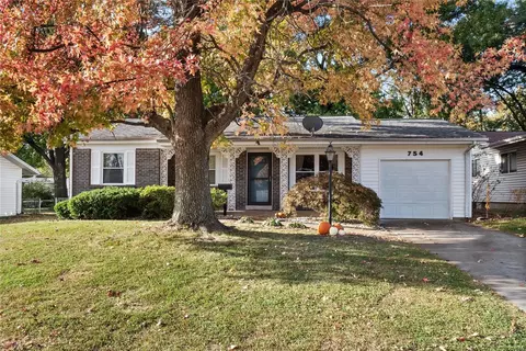 754 Lamplight Ln, Hazelwood, MO 63042