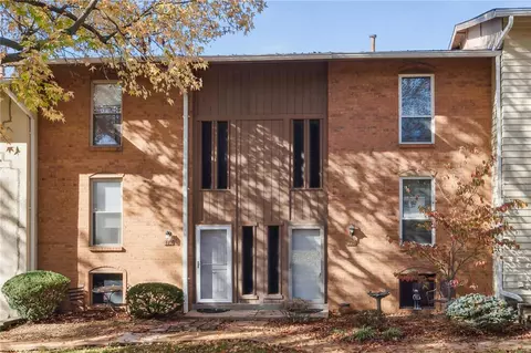 120 Carmel Woods Dr, Ellisville, MO 63021