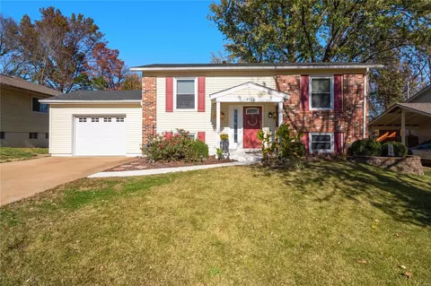 371 Messina Dr, Ballwin, MO 63021