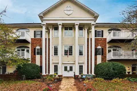 7400 Whitehall Colonial Ln #408, Saint Louis, MO 63119