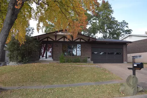 10563 Larkspur Dr, Saint Louis, MO 63123