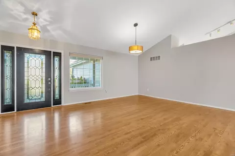 Living - 28 Bridgeway Ct, O'fallon, MO 63368 photo 4 of 8
