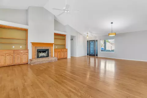 Living - 28 Bridgeway Ct, O'fallon, MO 63368 photo 6 of 8