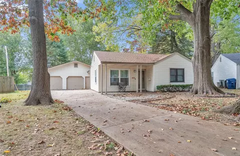 355 Brackleigh Ln, Florissant, MO 63031