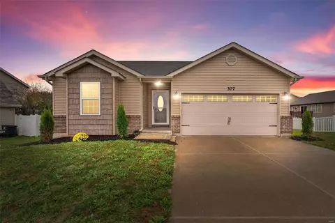 307 Valley Bluff Dr, Wentzville, MO 63385