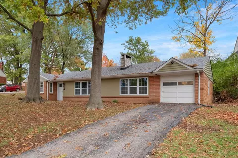 3 Lakeview Dr, Ferguson, MO 63135