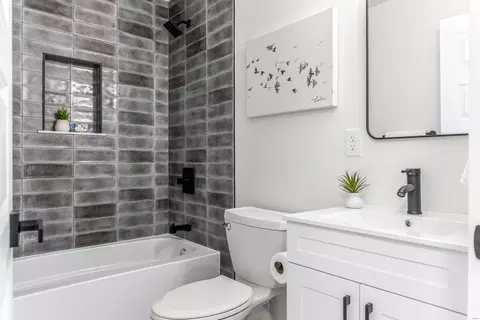 Bath - 708 Woodrun Dr, Ballwin, MO 63021 photo 5 of 6