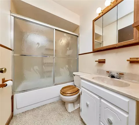 Bath - 504 Saint John Dr, O'fallon, MO 63366 photo 2 of 3