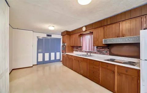 Kitchen - 504 Saint John Dr, O'fallon, MO 63366 photo 4 of 6