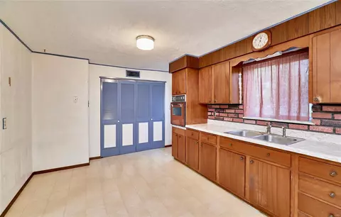 Kitchen - 504 Saint John Dr, O'fallon, MO 63366 photo 6 of 6