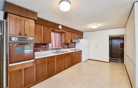 Kitchen - 504 Saint John Dr, O'fallon, MO 63366 photo 1 of 6