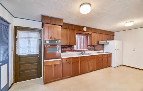 Kitchen - 504 Saint John Dr, O'fallon, MO 63366 photo 2 of 6