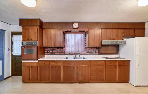 Kitchen - 504 Saint John Dr, O'fallon, MO 63366 photo 3 of 6
