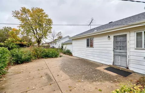 Exterior - 504 Saint John Dr, O'fallon, MO 63366 photo 8 of 10