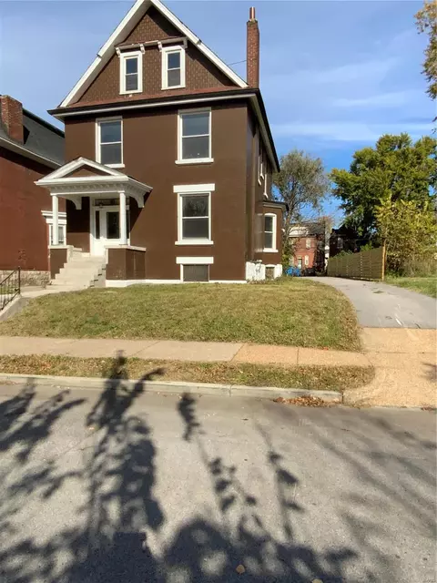 37 Lewis Pl, Saint Louis, MO 63113
