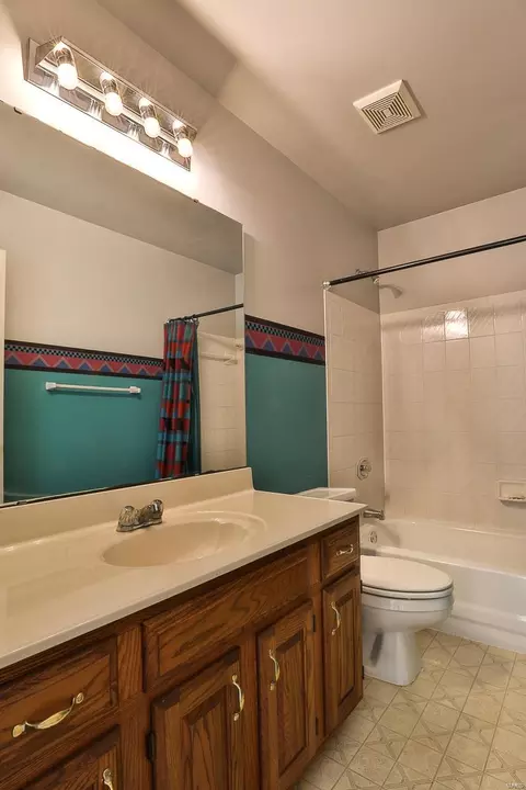 Bath - 200 Ballyshannon, Ballwin, MO 63021 photo 5 of 5