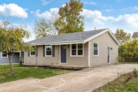 12121 Hillcrest Pl, Maryland Heights, MO 63043