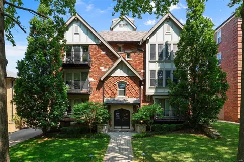 7527 Oxford Dr #2E, Clayton, MO 63105