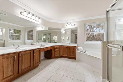 Bath - 942 Sheffield Forest Ct, Wildwood, MO 63021 photo 3 of 8