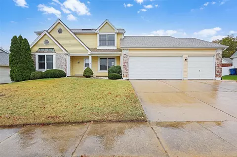2709 Storm Lake Dr, Saint Louis, MO 63129