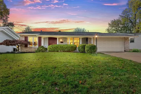 834 Coach Light Ln, Hazelwood, MO 63042