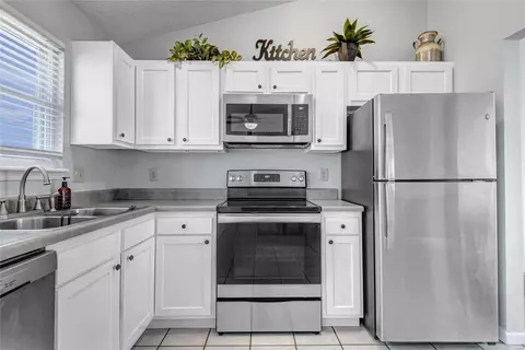 Kitchen - 133 Lamplighter Way, O'fallon, MO 63368 photo 3 of 4