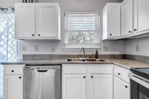 Kitchen - 133 Lamplighter Way, O'fallon, MO 63368 photo 1 of 4