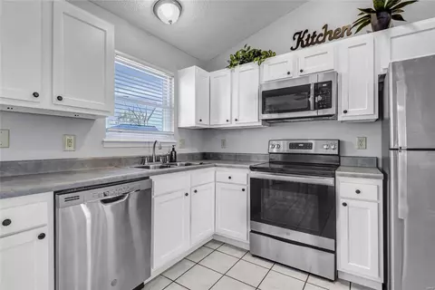 Kitchen - 133 Lamplighter Way, O'fallon, MO 63368 photo 2 of 4