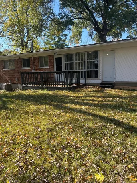 10416 Hallwood Dr, Saint Louis, MO 63136
