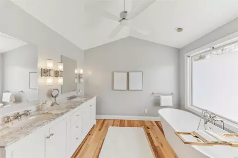 Bath - 533 Red Rock Dr, Wildwood, MO 63011 photo 3 of 8