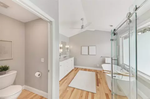 Bath - 533 Red Rock Dr, Wildwood, MO 63011 photo 2 of 8