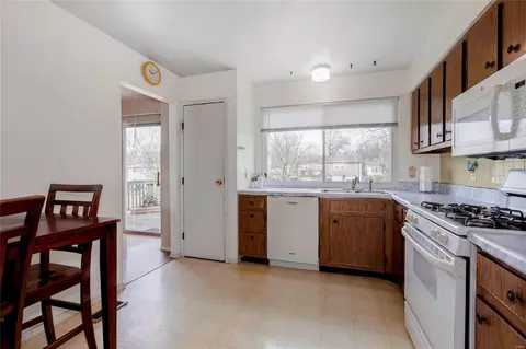 Kitchen - 337 Bellestri Dr, Ballwin, MO 63021 photo 2 of 2