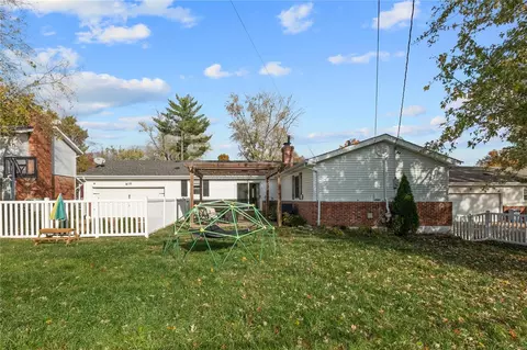 Exterior - 401 Hill Trail Dr, Ballwin, MO 63011 photo 5 of 6