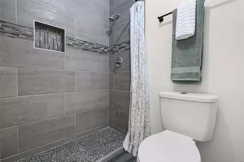 Bath - 160 Green Acres Rd, Saint Louis, MO 63137 photo 2 of 4