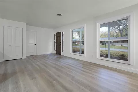 Living - 160 Green Acres Rd, Saint Louis, MO 63137 photo 1 of 5