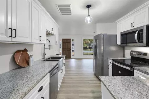 Entry Way - 160 Green Acres Rd, Saint Louis, MO 63137 photo 1 of 3