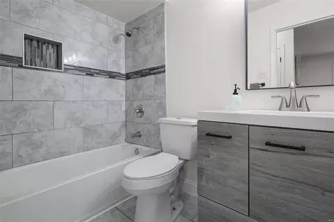 Bath - 160 Green Acres Rd, Saint Louis, MO 63137 photo 3 of 4