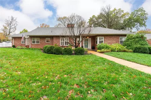 62 Armstrong Dr, Glendale, MO 63122