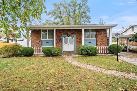 1180 Dawn Valley Dr, Maryland Heights, MO 63043