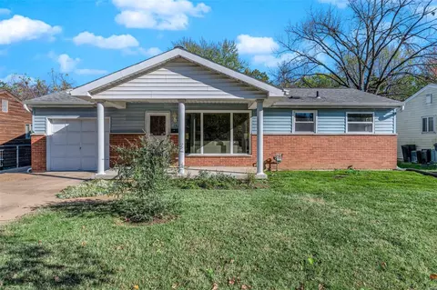 190 Capri Dr, Florissant, MO 63033