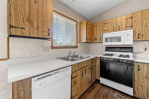 Kitchen - 1326 Trading Post Ln, O'fallon, MO 63366 photo 3 of 5