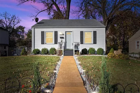 3555 Saint Christopher Ln, Saint Ann, MO 63074