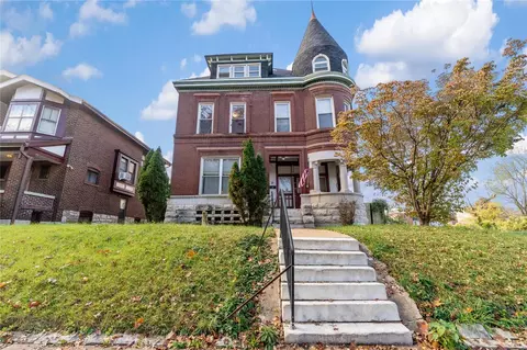 8 Lewis Pl, Saint Louis, MO 63113