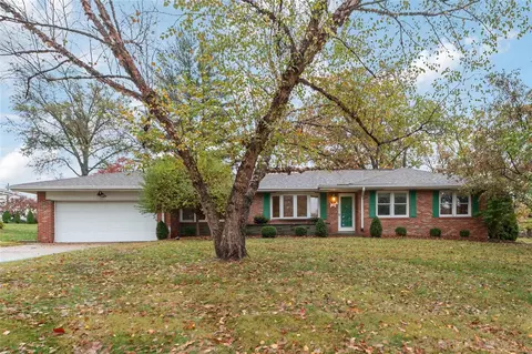 10 Oleander Dr, Saint Louis, MO 63128