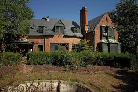 7 Sunningdale Dr, Ladue, MO 63124